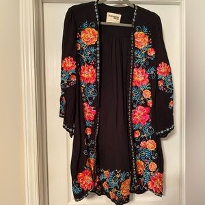 Savanna Jane FLORAL EMBROIDERED 3/4 SLEEVE KIMONO IN BLACK size Large
